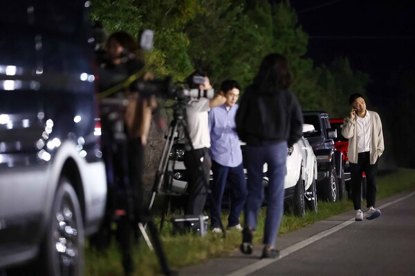 10일(현지시간) 미국 당국의 이민단속으로 체포된 현대차-LG엔솔 배터리공장 건설 현장 직원들이 수감돼 있는 조지아주 포크스턴의 이민세관단속국(ICE) 구금시설 앞에 취재진이 대기하고 있다. 외교부는 이날 미국 이민당국에 구금된 한국인들을 데려오려던 전세기 출발이 미국측 사정으로 어렵게 됐다고 밝혔다. 2025.9.10. 연합뉴스