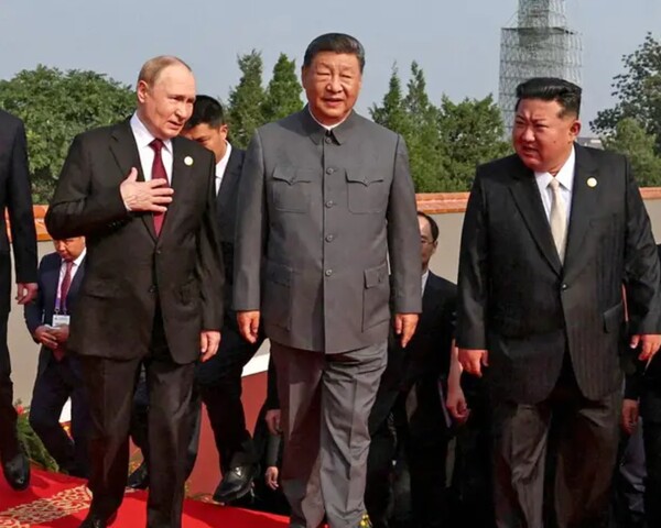 지난 3일 베이징 천안문 광장에서 열린 대일전쟁 승리 80주년 가념식 행사에 참석한 시진핑 중국주석과 블라디미르 푸틴 러시아 대통령, 김정은 북한 노동당 총비서. 마이니치신문 9월 10일