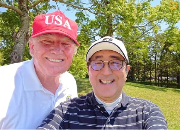 좋았던 시절의 미국과 일본. 2019년 5월 26일 일본 지바현 모바라컨트리클럽에서 골프 라운드를 마친 도널드 트럼프 미국 대통령(왼쪽)이 아베 신조 일본 총리와 웃으며 '셀카'를 찍고 있다. 나무위키