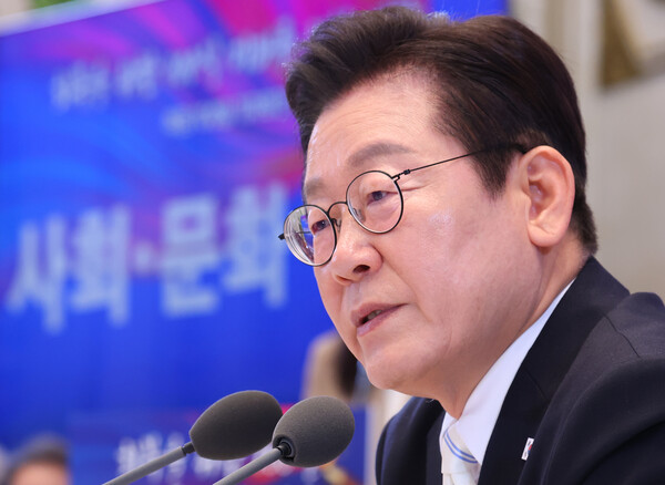 이재명 대통령이 11일 청와대 영빈관에서 열린 취임 100일 기자회견 '회복을 위한 100일, 미래를 위한 성장'에서 사회·문화 관련 질의에 답변하고 있다. 2025.9.11. 연합뉴스