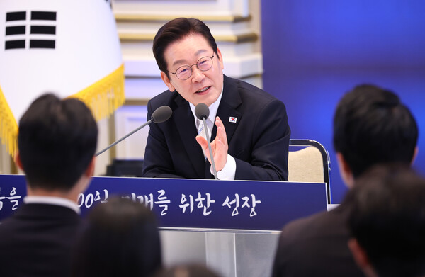 이재명 대통령이 11일 청와대 영빈관에서 열린 취임 100일 기자회견 '회복을 위한 100일, 미래를 위한 성장'에서 발언하고 있다. 2025.9.11. 연합뉴스