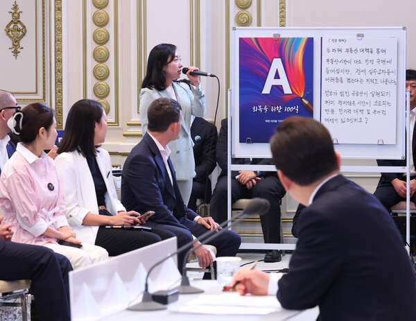 전은수 대통령실 부대변인이 11일 청와대 영빈관에서 열린 이재명 대통령 취임 100일 기자회견 '회복을 위한 100일, 미래를 위한 성장'에서 이 대통령에게 민생·경제 관련 질문을 전하고 있다. 2025.9.11. 연합뉴스