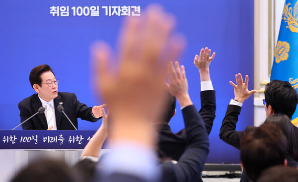이재명 대통령이 11일 청와대 영빈관에서 열린 취임 100일 기자회견 '회복을 위한 100일, 미래를 위한 성장'에서 취재진 질문을 받고 있다. 2025.9.11. 연합뉴스