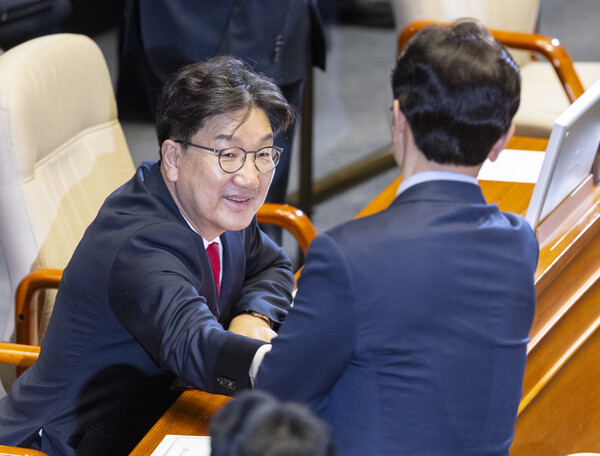 국민의힘 권성동 의원이 11일 국회에서 열린 본회의에 동료 의원과 인사하고 있다. 이날 국회 본회의에서는 김건희 특검이 국회에 송부한 권 의원에 대한 체포동의안이 의원 표결을 통해 처리됐다. 2025.9.11. 연합뉴스