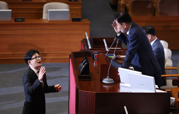 21일 국회 본회의장에서 더불어민주당 이재명 대표 체포동의안 표결을 앞두고 한동훈 법무장관이 취지 설명을 하던 중 야당 의원들이 항의하자 김진표 국회의장이 짧은 설명을 주문하고 있다. 2023.9.21. 연합뉴스