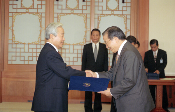 김영삼 대통령이 청와대에서 신임 강경식 경제부총리에게 임명장을 주고있다. 1997.3.6. 연합뉴스