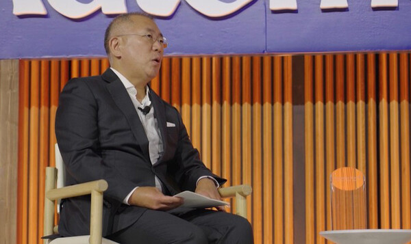 정의선 현대차그룹 회장이 11일(현지시간) 미국 디트로이트에서 열린 오토모티브뉴스 콩그레스에서 발언하고 있다. 정 회장은 이날 미국 이민 당국에 체포·구금됐던 한국인 근로자들이 풀려나 귀국하는 것과 관련, "안전하게 집으로 돌아가고 있다는 소식을 듣고 안도감을 느꼈다"고 밝혔다. 2025.9.12. 연합뉴스