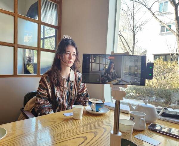 해외입양인 2세들에게 부모들의 상처는 고스란히 대물림되고 있다. 인터뷰에 임하고 있는 입양인 2세.