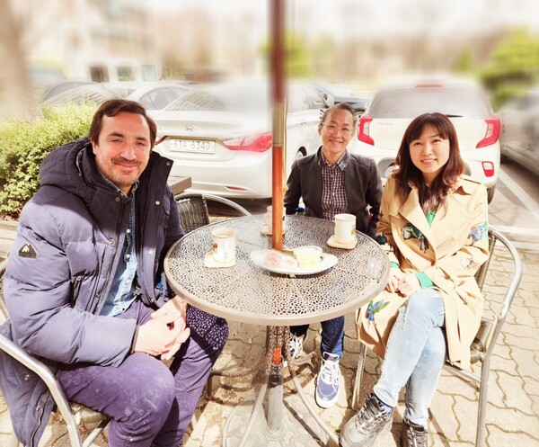 생모와의 통역을 위해 만난 리디와 남자친구 그리고 배진시 대표.