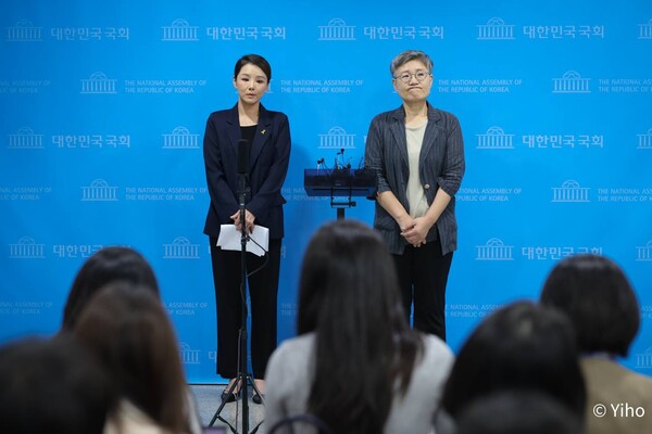 조국혁신당 강미정 대변인이 4일 국회 소통관에서 기자회견을 열어 당내 성비위 사건 처리에 항의해 탈당을 선언했다. 왼쪽은 강 대변인, 오른쪽은 조국혁신당 강미숙 고문. 2025.9.4. 이호 작가