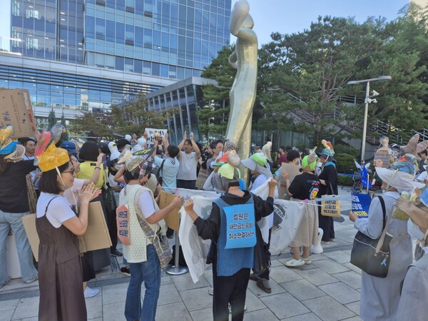 9월 11일 서울 서초구 서울행정법원 앞. 이날 새만금 신공항 건설 취소 소송 선고공판에서 재판부는 신공항 건설 기본계획을 취소하라는 원고 승소 판결을 내렸다. 판결 직후 환호하며 기뻐하는 시민들.  60+기후행동