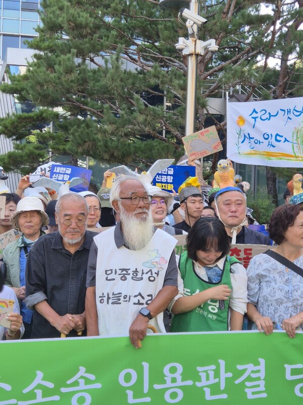 9월 11일 서울행정법원 앞에서 1심 판결 소식을 기다리는 시민들과 함께 선 문정현 신부와 문규현 신부(왼쪽).  60+기후행동