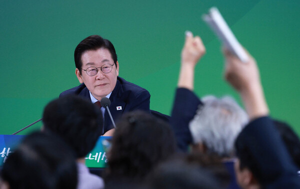 이재명 대통령이 12일 강원도 춘천시 강원창작개발센터에서 열린 지역 토론회 '강원의 마음을 듣다' 타운홀 미팅에서 질문을 받고 있다. 2025.9.12 [대통령실통신사진기자단] 연합뉴스