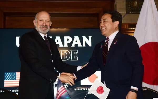 4일부터 미국을 방문 중인 아카자와 료세이 일본 경제재정재생상이 하워드 러트닉 상무장관을 만나 양국간 관세에 대한 합의를 문서화한 각서에 서명한 뒤 악수를 하고 있다. 이날 도널드 트럼프 대통령은 일본산 주입 자동차에 대한 관세를 15%로 확정하는 등의 내용을 명기한 대통령령에 서명했다. 일본경제신문 9월 5일