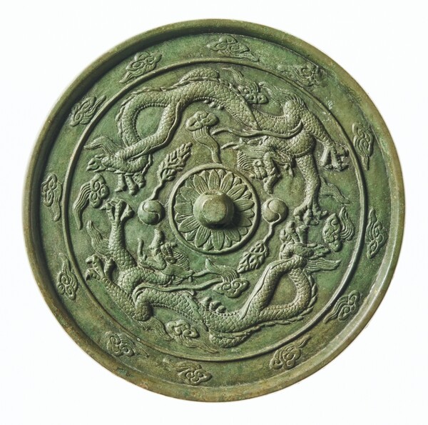 그림3)쌍용무늬 청동거울이다. 지름은 23.2센티미터. 국립중앙박물관 소장. 이 청동거울도 세 개의 동그라미로 그려졌다. 가온데는 꽃이다. 꽃잎은 새갈마노(東西南北)가 따로 없다. 꽃잎은 ‘함께’ 하나로 있는 꽃이다. 두 번째 동그라미에는 두 마리 용이 있다. 태극문양을 가진 여의주도 있다. 다석은 두 번째 동그라미에 ‘말씀계심’, ‘생각’, ‘사름’, ‘올끈이’를 새겼다. 세 번째 동그라미에는 구름무늬 12개가 있다. 다석은 ‘이’, ‘끗’, ‘맨첨’, ‘온끝’을 넣었다. 복희여와처럼 두 마리 용은 ‘첫비롯’(太初)의 상징이고 ‘큰극’(太極)의 상징이며, 끝에 처음이 맞붙은 ‘끄트머리’(終始)라는 것을 생각해 보라.