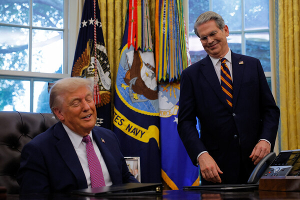 도널드 트럼프 미 대통령이 백악관에서 스캇 베센트 재무장관에게 연방준비제도(FED) 의장을 맡을 생각이 있느냐고 물은 뒤에 함께 웃고 있다. 2025.9.5 로이터 연합뉴스 