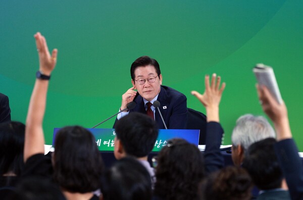  이재명 대통령이 12일 강원도 춘천시 강원창작개발센터에서 열린 지역 토론회 '강원의 마음을 듣다' 타운홀 미팅에서 질문을 받고 있다. 2025.9.12 [대통령실통신사진기자단] 연합뉴스