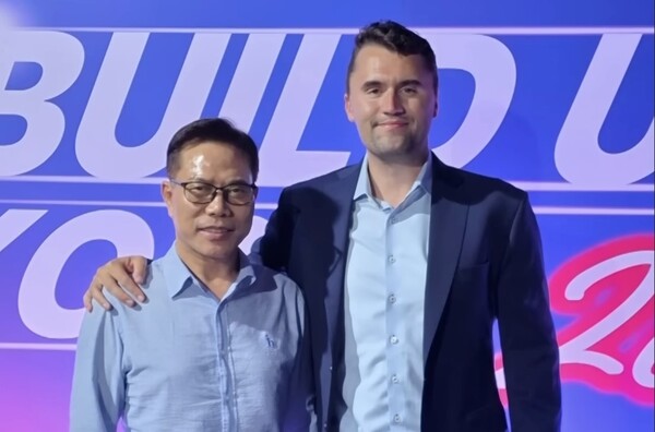 '2025 빌드업 코리아' 행사에서 세계로 교회 손현보 목사와 기념 촬영하는 찰리 커크. 출처; 세계로 교회'