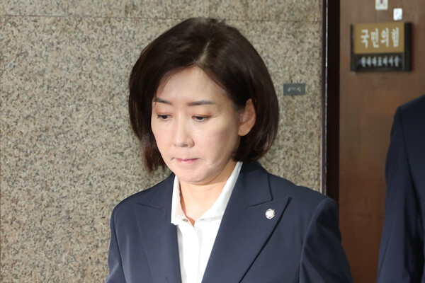 국회 법제사법위원회 소속 국민의힘 나경원 의원이 15일 서울 여의도 국회에서 조희대 대법원장에 대한 여당의 사퇴 요구 등 현안에 대한 입장을 밝히기 위해 발언대로 향하고 있다. 2025.9.15. 연합뉴스