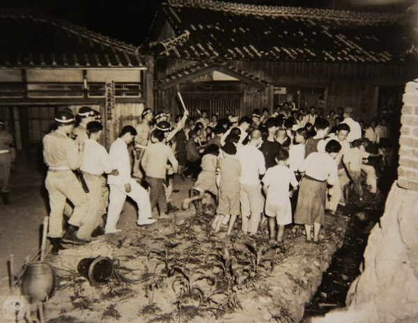 1946년 7월 6일 밤 굶주린 군중들이 부산의 식량배급소에 난입한 장면. 국사편찬위원회