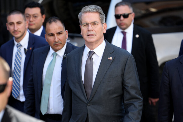 스콧 베센트 미국 재무부 장관이 9월 15일 스페인 마드리드에서 미중 무역, 경제 및 국가 안보 문제에 대한 회담이 열리는 날 중국 허리펑 부총리와 회동한 뒤 걸어가고 있다. 2025.9.15. 로이터 연합뉴스