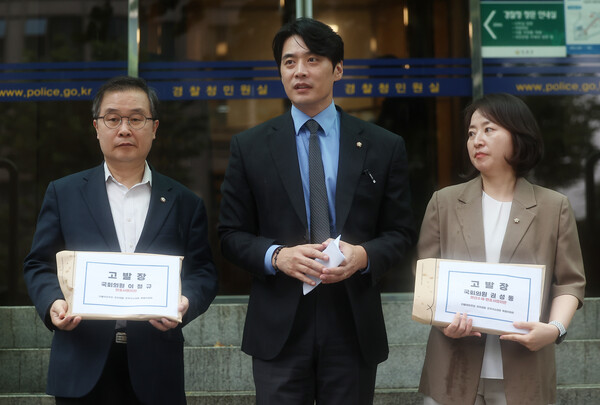 더불어민주당 정치검찰조작기소대응 특위 소속 의원들이 16일 서울 서대문구 경찰청 앞에서 국민의힘 권성동·이철규 의원에 대한 고발장 접수 기자회견을 열고 있다. 왼쪽부터 이건태, 한준호, 이주희 의원. 2025.9.16. 연합뉴스