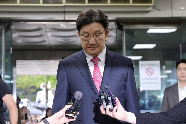 윤석열 정부와 통일교 간 '정교 유착'의 발단으로 지목된 국민의힘 권성동 의원이 16일 서울 서초구 서울중앙지법에서 열린 구속 전 피의자 심문(영장실질심사)에 출석하며 입장 표명에 앞서 취재진 마이크를 보고 있다. 2025.9.16. 연합뉴스