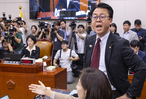 국민의힘 곽규택 의원이 16일 서울 여의도 국회에서 열린 법제사법위원회 전체회의에서 무소속 최혁진 의원의 나경원 의원에 대한 발언에 강하게 항의하고 있다. 2025.9.16. 연합뉴스