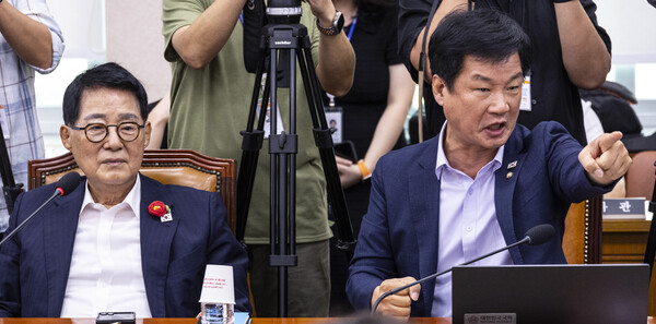 더불어민주당 박균택 의원이 16일 서울 여의도 국회에서 열린 법사위 전체회의에서 국민의힘 곽규택 의원이 민주당 박지원 의원에게 무리한 발언으로 물의를 빚자 곽 의원에게 강하게 항의하고 있다. 2025.9.16. 연합뉴스
