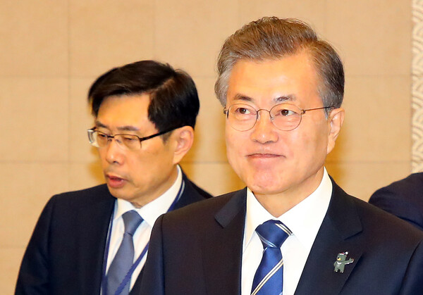 2018년 3월 13일 문재인 대통령이 청와대에서 국무회의에 앞서 열린 차담회에서 국무위원들과 얘기를 나누고 있다. 왼쪽은 박상기 법무부 장관. 2018.3.13. 연합뉴스