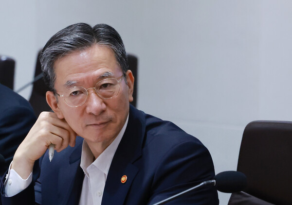 정성호 법무부 장관이 29일 서울 용산 대통령실 청사에서 이재명 대통령 주재로 열린 임시 국무회의에 참석하고 있다. 2025.8.29. 연합뉴스