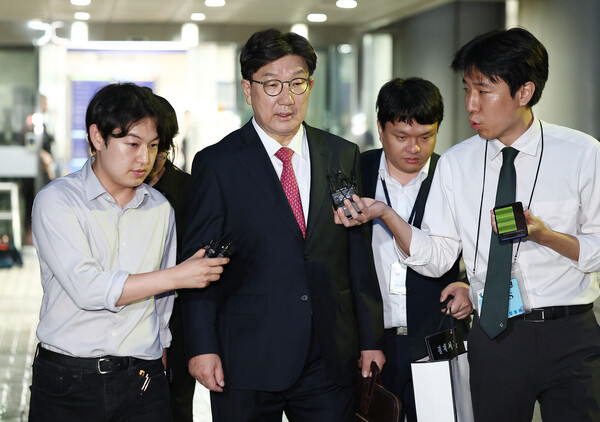 윤석열 정부와 통일교 간 '정교 유착'의 발단으로 지목된 국민의힘 권성동 의원이 16일 서울 서초구 서울중앙지법에서 열린 구속 전 피의자 심문(영장실질심사)을 마친 뒤 대기 장소인 서울구치소로 향하고 있다. 2025.9.16. 연합뉴스