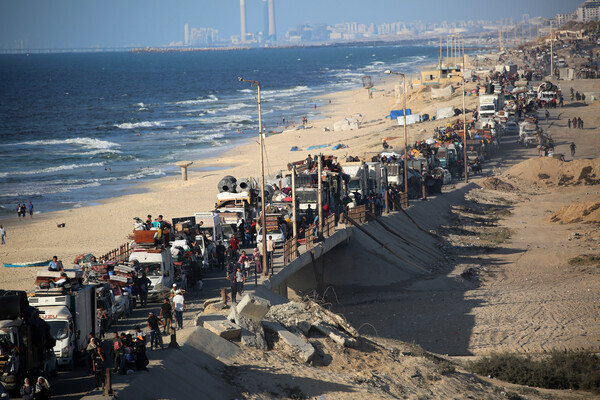 중부 가자에 대한 이스라엘군의 폭격이 강화되는 가운데 팔레스타인 주민들이 가자시티에서 남쪽으로 피란하고 있다. 2025. 09. 16 [UPI=연합뉴스]