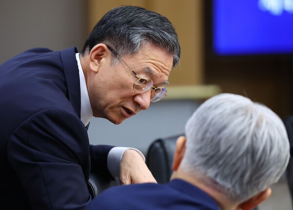 정성호 법무부 장관(왼쪽)과 최동석 인사혁신처장이 16일 정부세종청사에서 열린 국무회의에서 이야기를 하고 있다. 2025.9.16. 연합뉴스