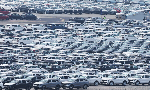 평택항에 수출용 자동차가 세워져 있다. 연합뉴스