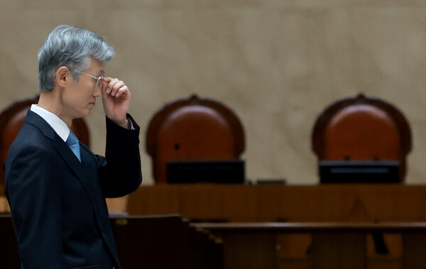 조희대 대법원장이 12일 서울 서초구 대법원 중앙홀에서 열린 '2025 대한민국 법원의 날 기념식'에서 시상에 앞서 안경을 고쳐 쓰고 있다. 2025.9.12. 연합뉴스