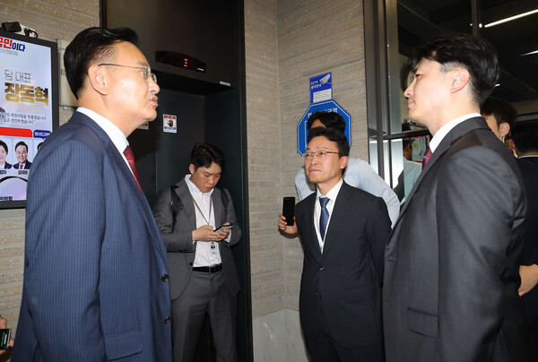 김건희 여사의 의혹들을 수사하는 민중기 특별검사팀이 '통일교 집단 입당' 의혹과 관련해 국민의힘 당사 압수수색에 나선 18일 서울 여의도 국민의힘 당사에서 유상범 원내수석부대대표가 특검팀과 이야기를 하고 있다. 2025.9.18. 연합뉴스