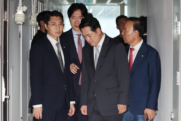 국민의힘 장동혁 대표가 18일 김건희 특검의 압수수색을 막기 위해 서울 여의도의 한 오피스텔에 위치한 당원명부 데이터베이스(DB) 관리업체로 들어가고 있다. 김건희 여사의 의혹들을 수사하는 민중기 특별검사팀은 '통일교 집단 입당' 의혹과 관련해 국민의힘 당원명부를 확보하기 위해 여의도 당사와 당원명부 DB 관리업체에 대해 압수수색을 시도 중이다. 2025.9.18. 연합뉴스