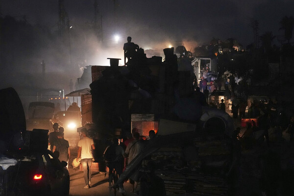 가자시티에 대한 이스라엘군의 폭격이 연일 계속되는 가운데, 18일 팔레스타인 주민들이 짐을 챙겨 남부 가자 해안을 따라 피란하고 있다. 2025. 09. 18 [AP=연합뉴스]