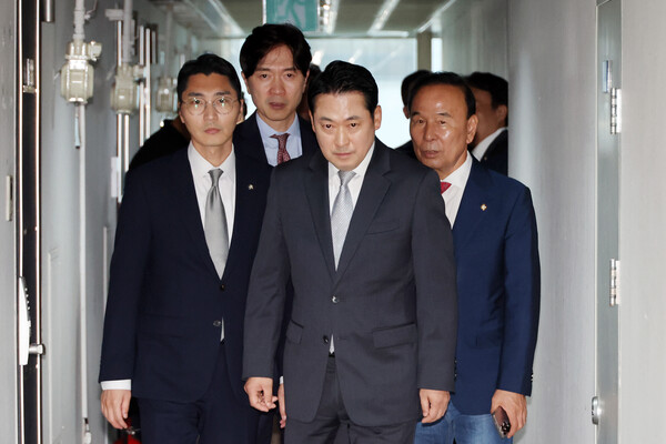 국민의힘 장동혁 대표가 18일 김건희 특검의 압수수색을 막기 위해 서울 여의도의 한 오피스텔에 위치한 당원명부 데이터베이스(DB) 관리업체로 들어가고 있다. 김건희 여사의 의혹들을 수사하는 민중기 특별검사팀은 '통일교 집단 입당' 의혹과 관련해 국민의힘 당원명부를 확보하기 위해 여의도 당사와 당원명부 DB 관리업체에 대해 압수수색을 시도 중이다. 2025.9.18. 연합뉴스