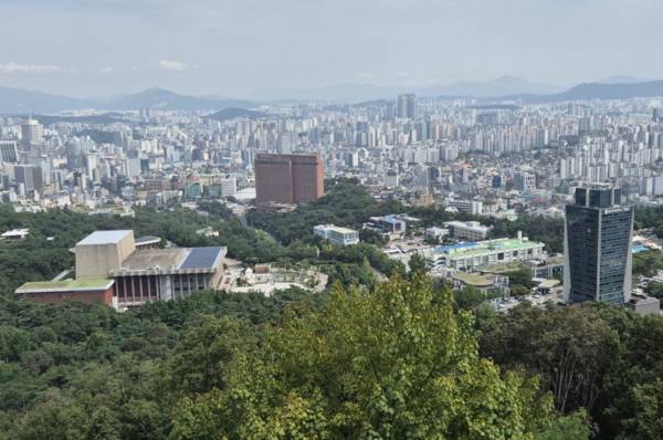 서울 남산 동쪽의 한양도성 성곽길 전망대에서 내려다본 광경. 왼쪽부터 국립극장, 신라호텔, 자유센터, 반얀트리호텔이 들어서 있다. (이희용 촬영)