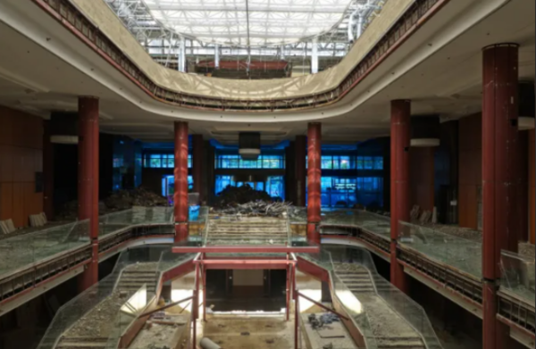 지하부터 천장까지 압도적인 개방감을 느끼도록 꾸민 힐튼호텔 로비. (피크닉 제공)