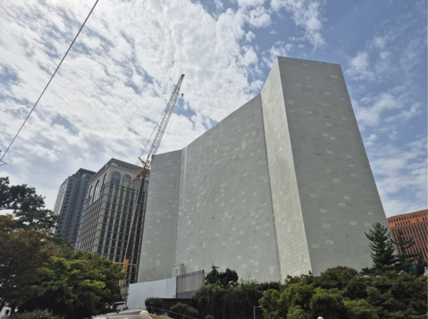 철거 공사가 진행 중인 힐튼호텔 건물이 가림막으로 둘러싸여 있다. (이희용 촬영)