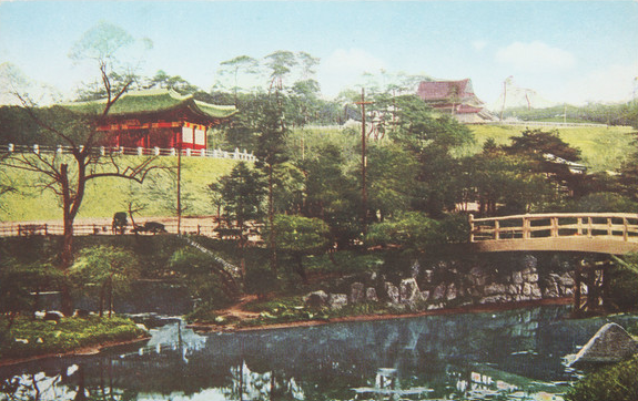  이토 히로부미를 기리던 사찰 박문사를 담은 채색 엽서. 1934년 모습으로 오른쪽 건물이 박문사 본전이고 왼쪽 건물이 경희궁에서 옮겨온 흥화문이다. (서울역사아카이브 제공)