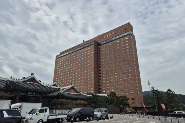 신라호텔 본관 전경. 왼쪽의 한옥 건물이 영빈관이다. (이희용 촬영)