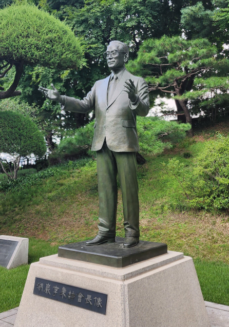 신라호텔 영빈관 뒤편 언덕의 조각공원에 세워진 삼성그룹 창업주 이병철 동상.