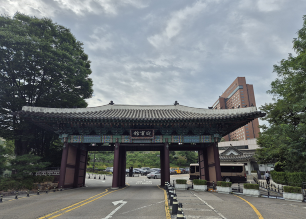 경희궁 정문 흥화문을 본떠 만든 신라호텔 정문. 현판에 영빈관이라고 적혀 있다. (이희용 촬영)