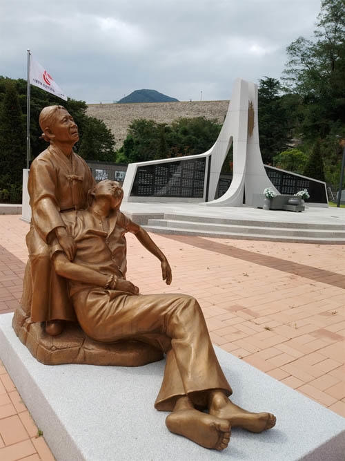 대구 10월 항쟁과 6.25 전쟁 중 학살 된 민간인 희생자를 추모하는 위령탑. 출처 - 오마이뉴스, 사진저작권 - 서부원