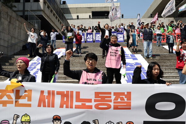 29일 서울 세종문화회관 앞에서 세계 노동절을 앞두고 열린 ‘우리 삶을 바꾸는 1,000인 선언 기자회견’에서 참석자들이 민중의례를 하고 있다. 2025.4.29. 연합뉴스