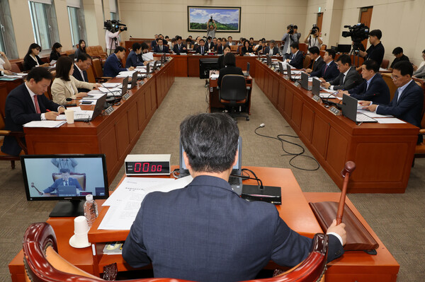 19일 국회 환경노동위원회에서 '근로자의 날' 명칭을 '노동절'로 변경하는 내용의 근로자의날 제정에 관한 법률 전부개정법률안이 통과되고 있다. 2025.9.19. 연합뉴스